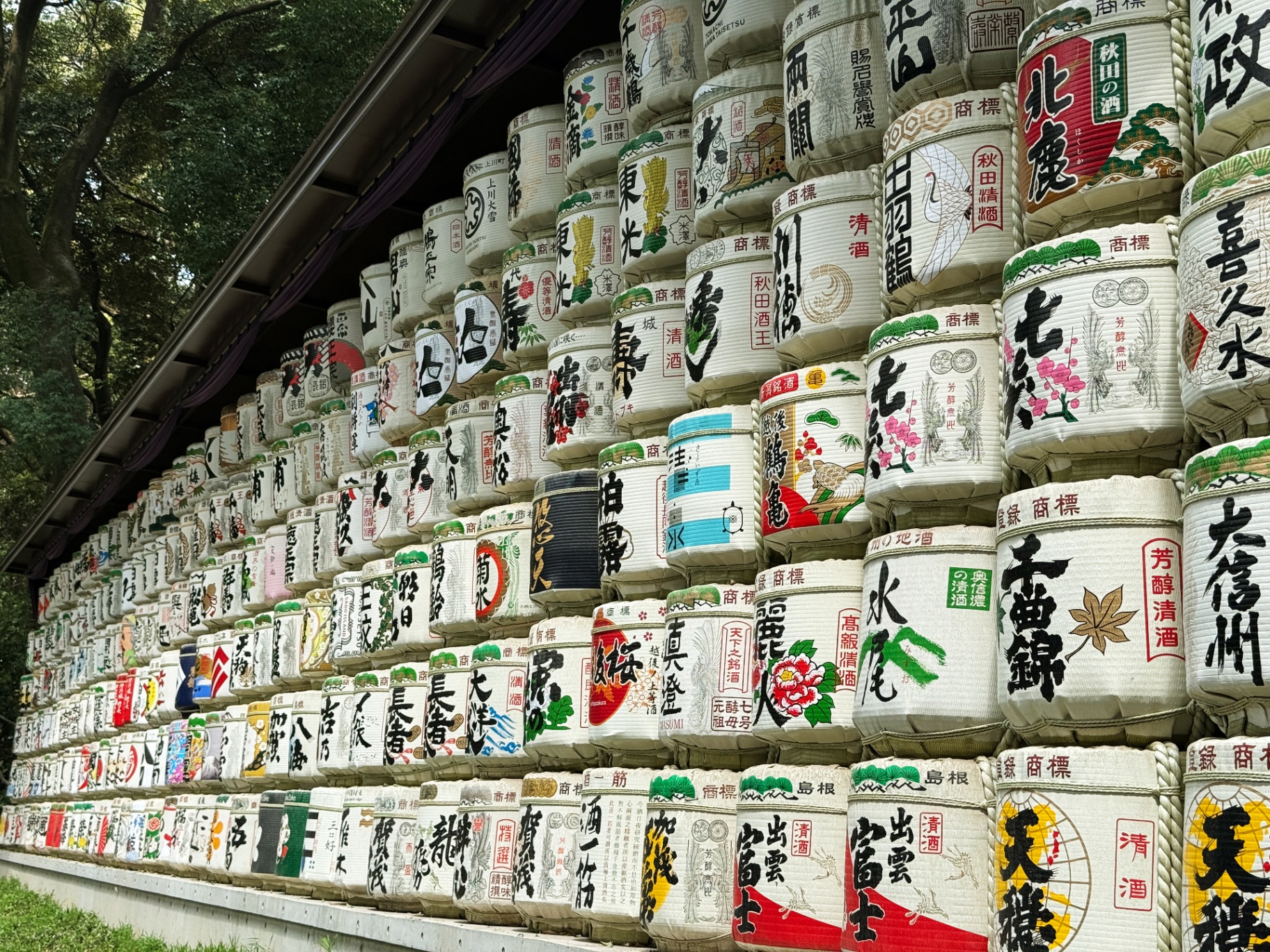 Japanische Sake-Fässer